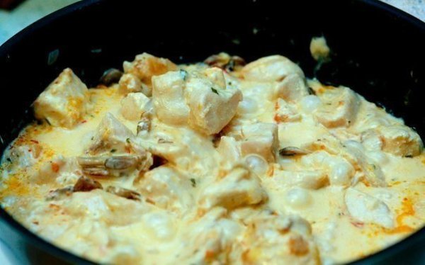 КУРИНОЕ ФИЛЕ В СЫРНОМ СОУСЕ .ИНГРЕДИЕНТЫ: Куриная грудка 1 штука Сметана 20%-ная 250 г Сыр 50 ...