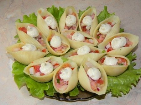 Салат в ракушках.ИнгредиентыРакушки большие (макаронные изделия) - 400 г.Семга слабосоленая ...
