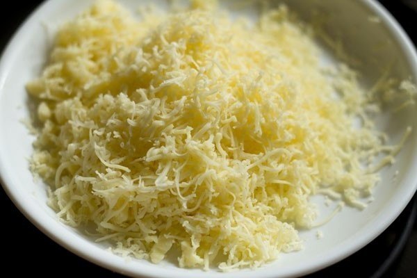 Бутерброды с чесноком и сыром. Хрустящие кусочки багета смазанные ароматным сливочным маслом (с ... - 2