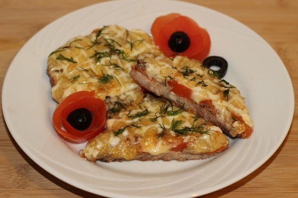 Мясо по-купечески.Ингредиенты:Свинина (лопатка) — 500 гСыр —150 гГрибы — 100 гПомидоры — 2 ...