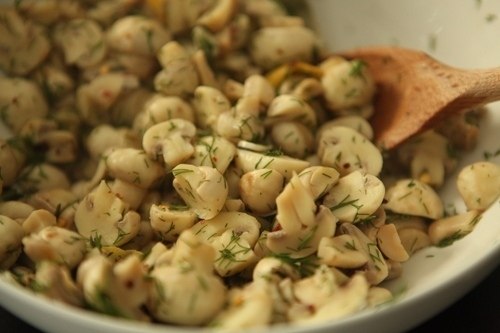 МАРИНОВАННЫЕ ШАМПИНЬОНЫ.Нам понадобится (на литровую банку)1 литр обычного белого уксуса (у меня ... - 7