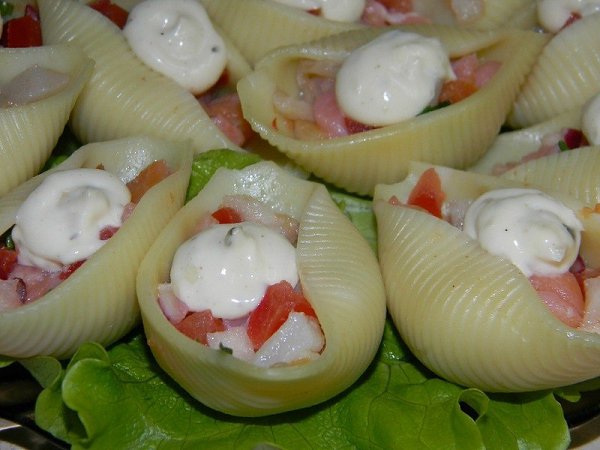 Салат в ракушках.ИнгредиентыРакушки большие (макаронные изделия) - 400 г.Семга слабосоленая ... - 2