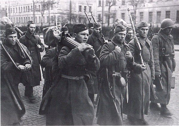 Регулярные части отправляются на передовую. 25 сентября 1941 г. Фото Г. Коновалова