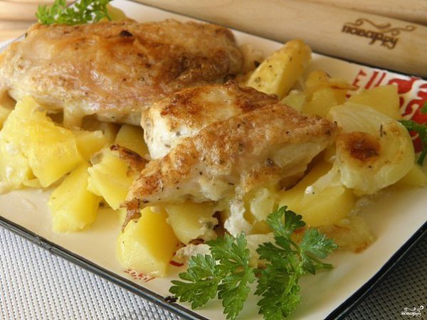 Картошка с курицей в духовке под соусом.Ингредиенты:Курица — 0,5 ШтукиКартофель — 600 ГраммЛук — 1 ...