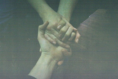 Влюбляются не в лица, не в фигуры.И дело, как ни странно, не в ногах.Влюбляются в тончайшие натурыИ ...