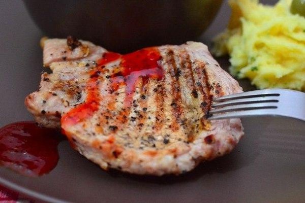 Свиная отбивная.Ингредиенты:Мясо свиное — 2 кусочкаСоль — по вкусуПерец — по ...