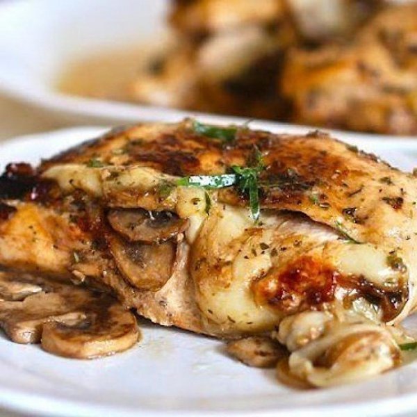 Курица с грибочками и сыром. Понадобится: Куриные грудки — 6 шт. Грибы — 450 г Чеснок — 2 зубчика ...