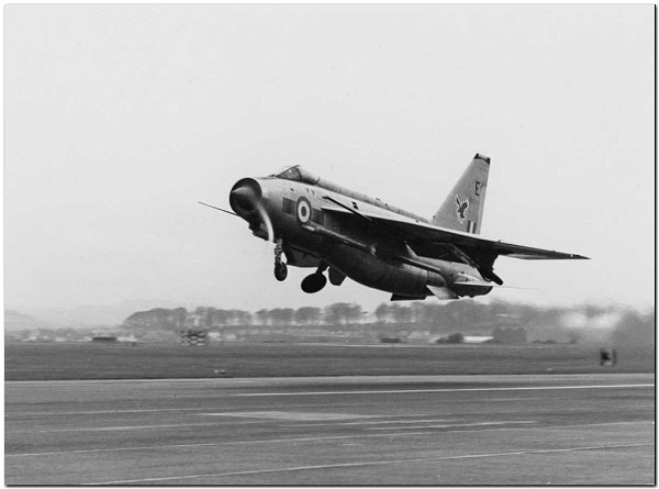Ох уж этот «Лайтнинг»! Первый полет совершил 4 августа 1954 года (прототип P.1A). Построено – 334 ... - 7