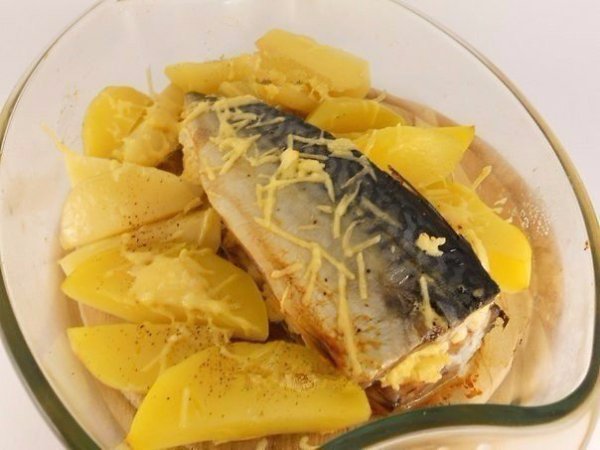 ЗАПЕЧЕННАЯ СКУМБРИЯ С СЫРОМ .Для приготовления запеченной скумбрии с сыром понадобится: - скумбрия ...