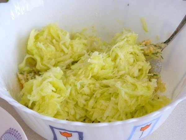 Кабачковые оладьи с сыром.Ингредиенты:Кабачки — 200 гСыр твердый — 100 гМука — 3 ст. л.Укроп — по ... - 5