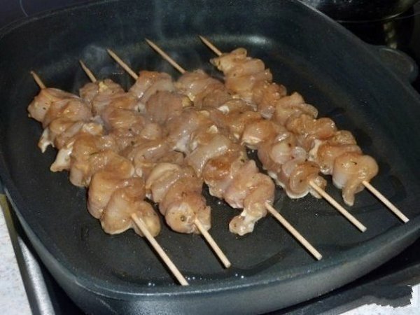 Шашлык из курицы в духовке.Ингредиенты:Филе курицы — 2 ШтукиРастительное масло — 2 Ст. ложкиЧеснок — ... - 4