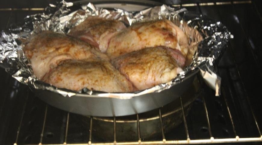 Бедрышки в фольге. Решетка для запекания курицы в духовке. Фото ,как бедрышки запекаем в духовке. Рецепт бедрышек на решетке в духовке.