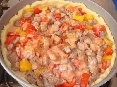 Открытый мясной пирог с картофельным тестом.