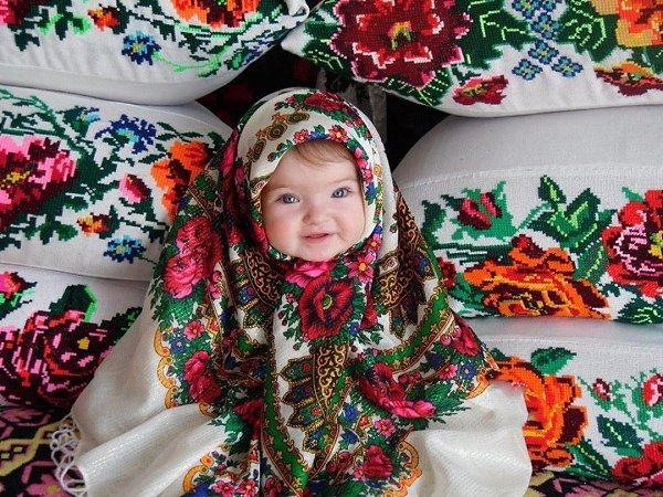 Русская красавица!!! А какие изумительные узоры на подушках!!!! Нравится?