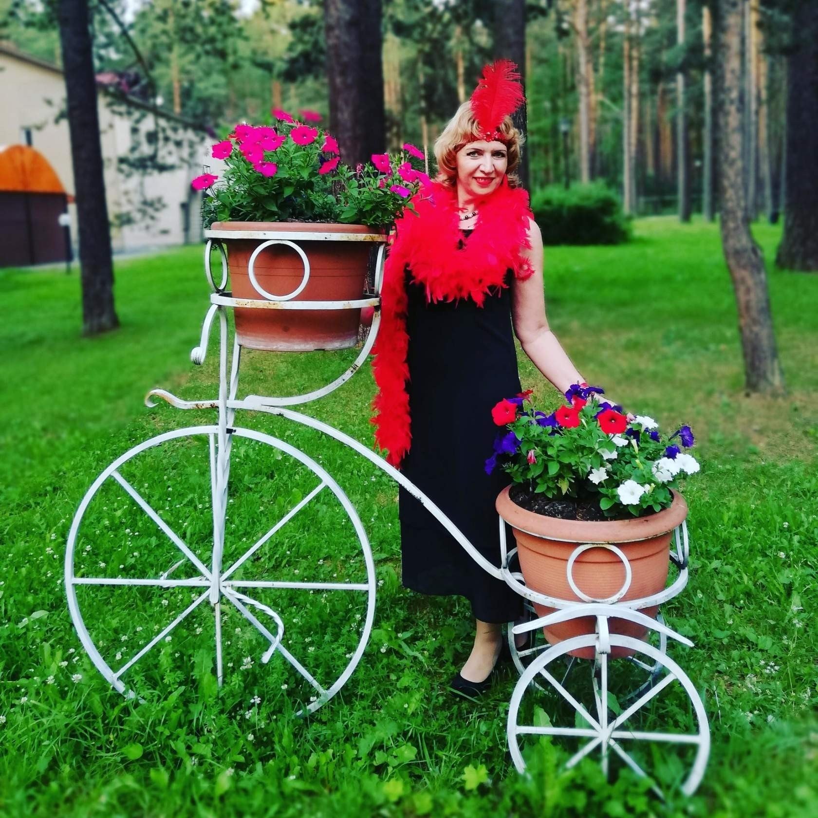 Накрасим губки мы помадой. Наденем юбки, каблучки!!!! Начес слегка покроем лаком, Звонок подруге_мы ...