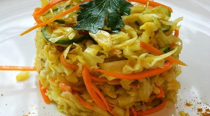 Капустный салат Карри.ИНГРЕДИЕНТЫкапуста белокочанная 300 гморковь свежая 2 шт.огурец свежий ...