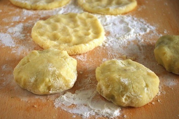 Картофельные зразы с грибами.Ингредиенты:5 крупных красных картофелин250 г шампиньонов1 крупная ... - 3