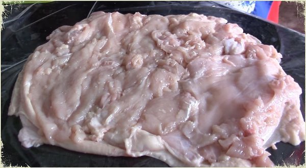Вкусный и нежный куриный рулет. Курица без костей - 1260 гр Соль - 25 гр ( из расчета 20 гр соли на ... - 3