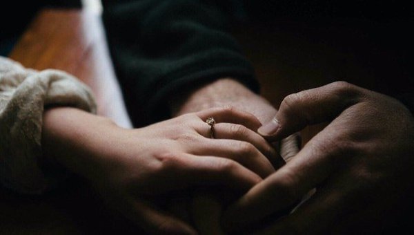 - Однажды я уже была замужем. И знаешь, что поняла? Женщине не нужен муж, женщине нужен мужчина. ...