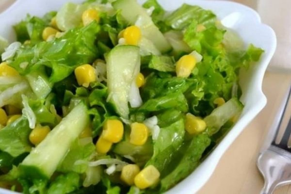 Диетический салат из капусты, огурцов и кукурузы.Летний салат с кукурузными зернышками, которые ...