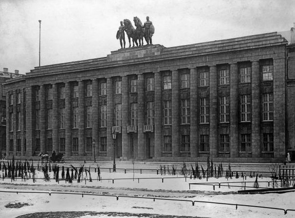 Куда исчезли обнаженные тевтоны? Здание Германского Посольства является неотъемлемой частью ...