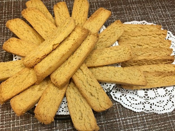 Овсяные палочки с сыром.Ингредиенты:Овсяные хлопья — 1 стак.Мука — 150 гЯйцо — 1 шт.Масло сливочное ...