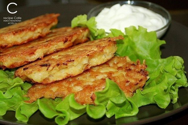 Драники с сыром.Ингредиенты:- 7-10 средних картофелин- 1-2 средних луковицы- 1-2 яйца- 50-100гр. ...