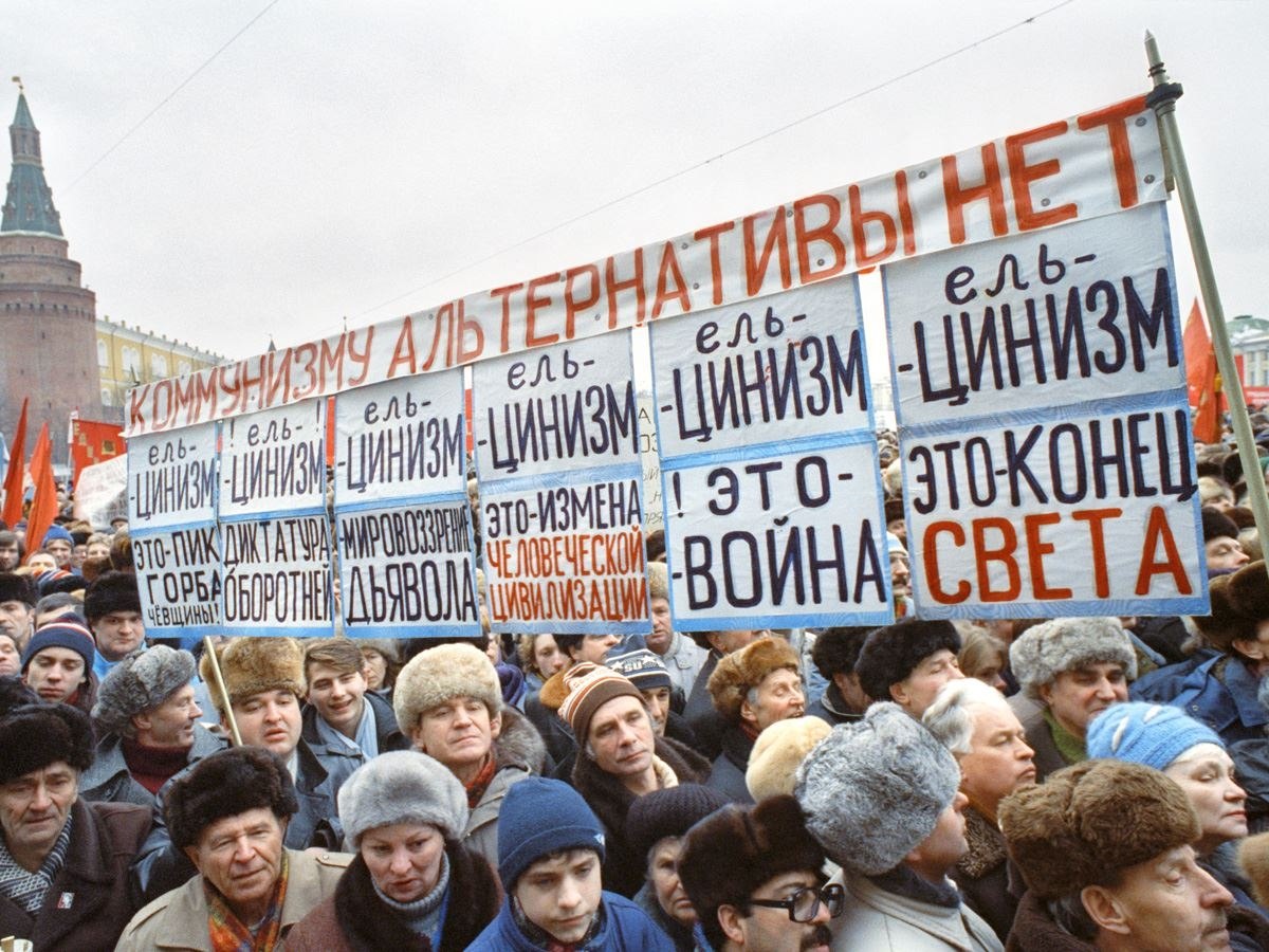 Митинги россия февраль. Митинги против Ельцина 1993 год. Митинг за Ельцина 1993 Москва. Митинги против Ельцина 1992. Митинг на Манежной площади 1992 года.
