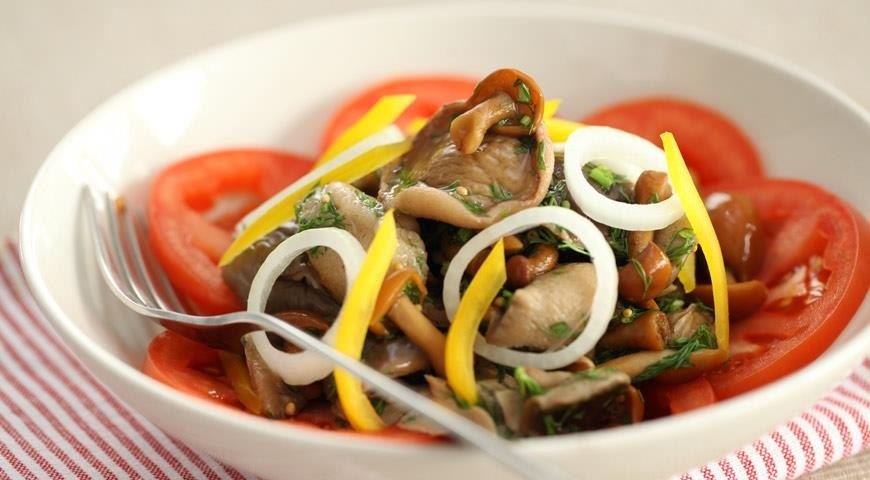 Салат из маринованных грибов с овощами.Простой рецепт дает ответ на вопрос: чего бы такого съесть, ...