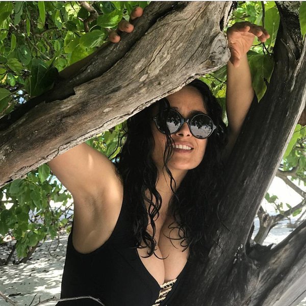 Красота вне возраста: 52-летняя Сальма Хайек на отдыхе.#люди@woman.blog - 2