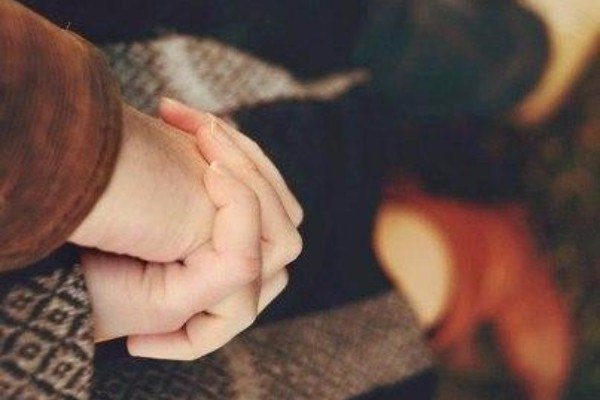 Я заметила, что у него развязаны шнурки, и говорю: