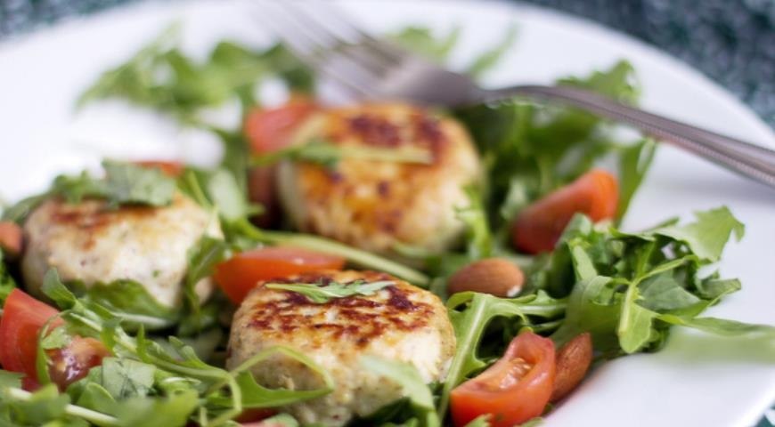 Котлеты из мяса птицы с миндалем и яблоком.Эти котлеты отлично подойдут к обеду или ужину. На гарнир ...