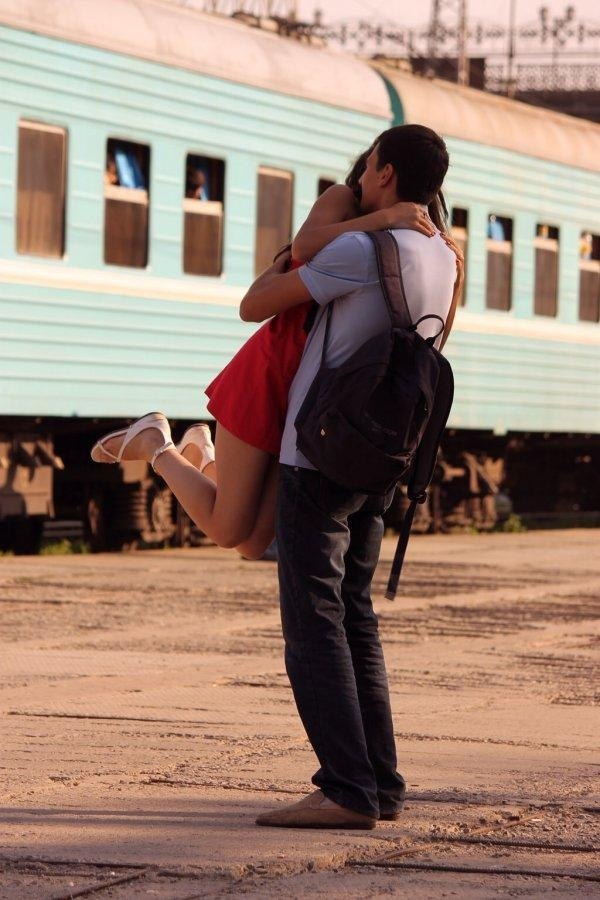 Одна женщина рассталась с мужем. Из-за ерунды. Он ее не встретил в аэропорту. Что она, маленькая, ...