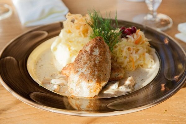 Куриные котлеты с пюре и грибным соусом.Ингредиенты:Филе куриное — 1250 гБелые грибы (для соуса) — ...