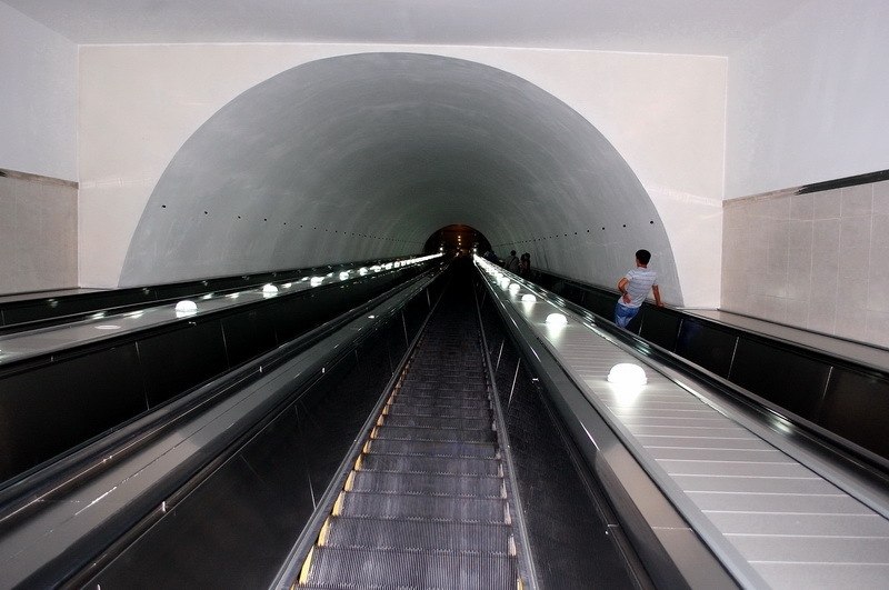Самая глубокая станция метро. Адмиралтейская метро эскалатор. Станция Арсенальная эскалатор. Адмиралтейская станция метро глубина. Станция метро парк Победы эскалатор Санкт-Петербург.