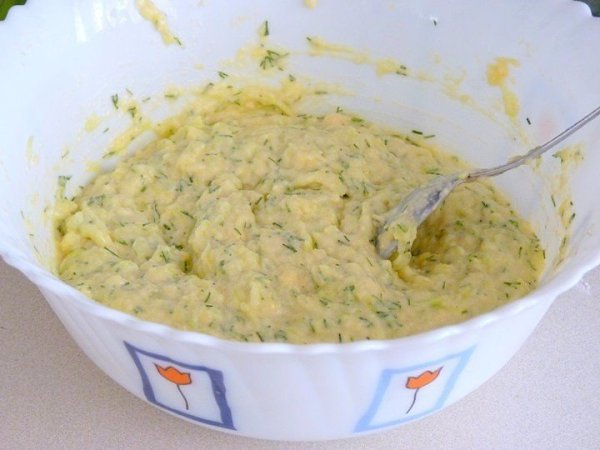 Кабачковые оладьи с сыром.Ингредиенты:Кабачки — 200 гСыр твердый — 100 гМука — 3 ст. л.Укроп — по ... - 6