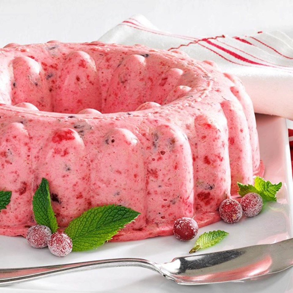 Вкусный и красивый клюквенный десерт.Ингредиенты:2 пакета сухого клубничного желе; 1 стакан кипятка; ...