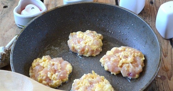 Шницели с сыром. Минимум затрат. Просто пища богов! Ингредиенты: -Куриная грудка — 1 шт. -Сыр ... - 4