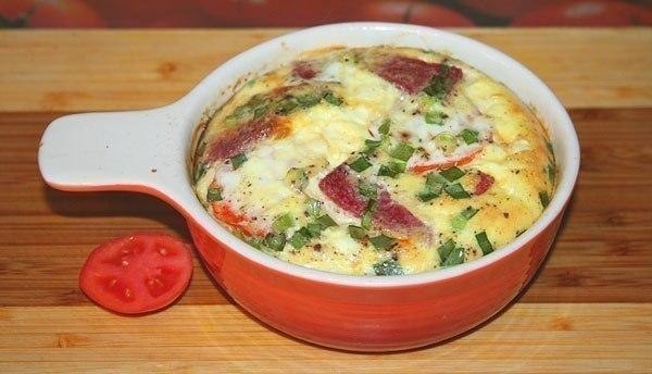 Пышный омлет с помидорами, салями и зелёным луком.Ещё один вариант вкусного завтрака. Омлет ...