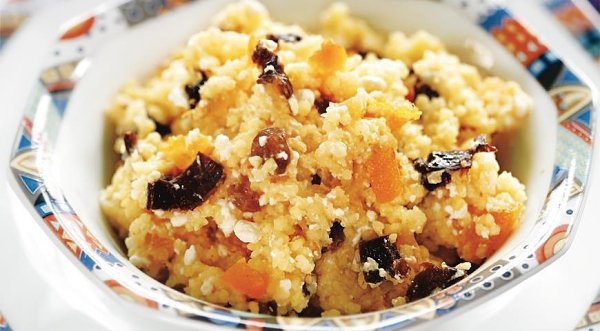 Пшенная каша с изюмом и творогом.Диетологи утверждают, что творог – лучшее дополнение к пшенной ...