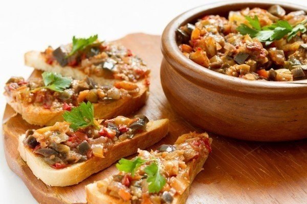 ЗАКУСКА ИЗ БАКЛАЖАНОВ С ПОМИДОРАМИ.Ингредиенты: Баклажаны – 1 кгПомидоры – 600 гЛук – 400-500 ...