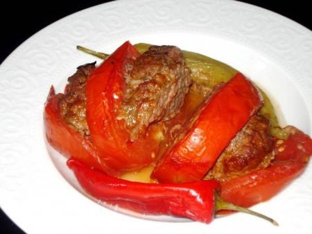 Запеченные помидоры с фаршем.ИнгредиентыФарш мясной - 750 г.Помидоры крупные - 2 кг.Лук - 1 шт.Перец ...