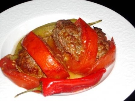 Запеченные помидоры с фаршем.ИнгредиентыФарш мясной - 750 г.Помидоры крупные - 2 кг.Лук - 1 шт.Перец ... - 3