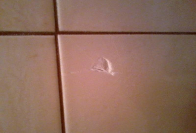 Скол на керамической плитке. Замазать трещину на плитке. Замазать трещину на плитке. Как аккуратно снять плитку. Бракованная керамическая плитка.