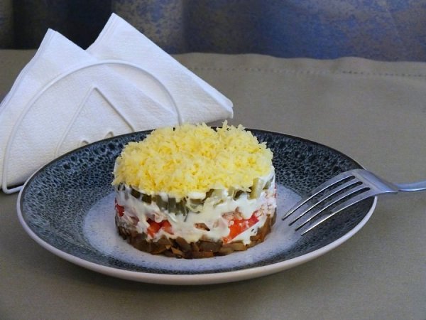 Салат с куриным филе, грибами и помидорами.Ингредиенты:Куриное филе — 250–300 гШампиньоны — 200 гЛук ...