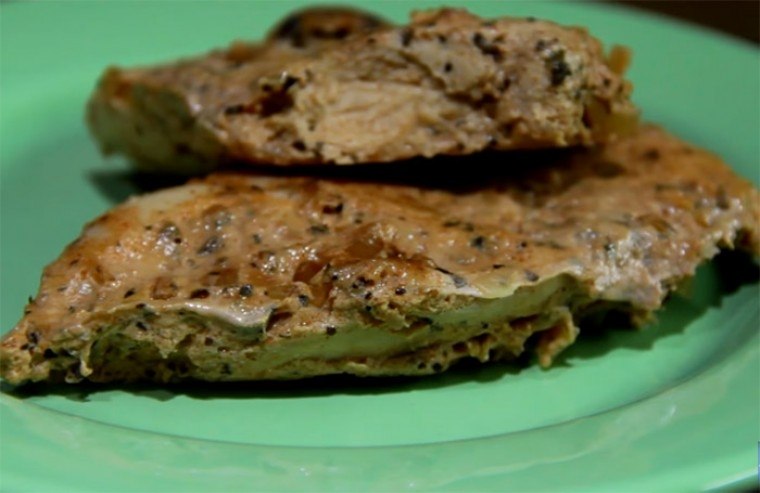 Нежнейшая курица в кефире, запеченная в духовке.Благодаря маринаду, куриное филе получается сочным и ...