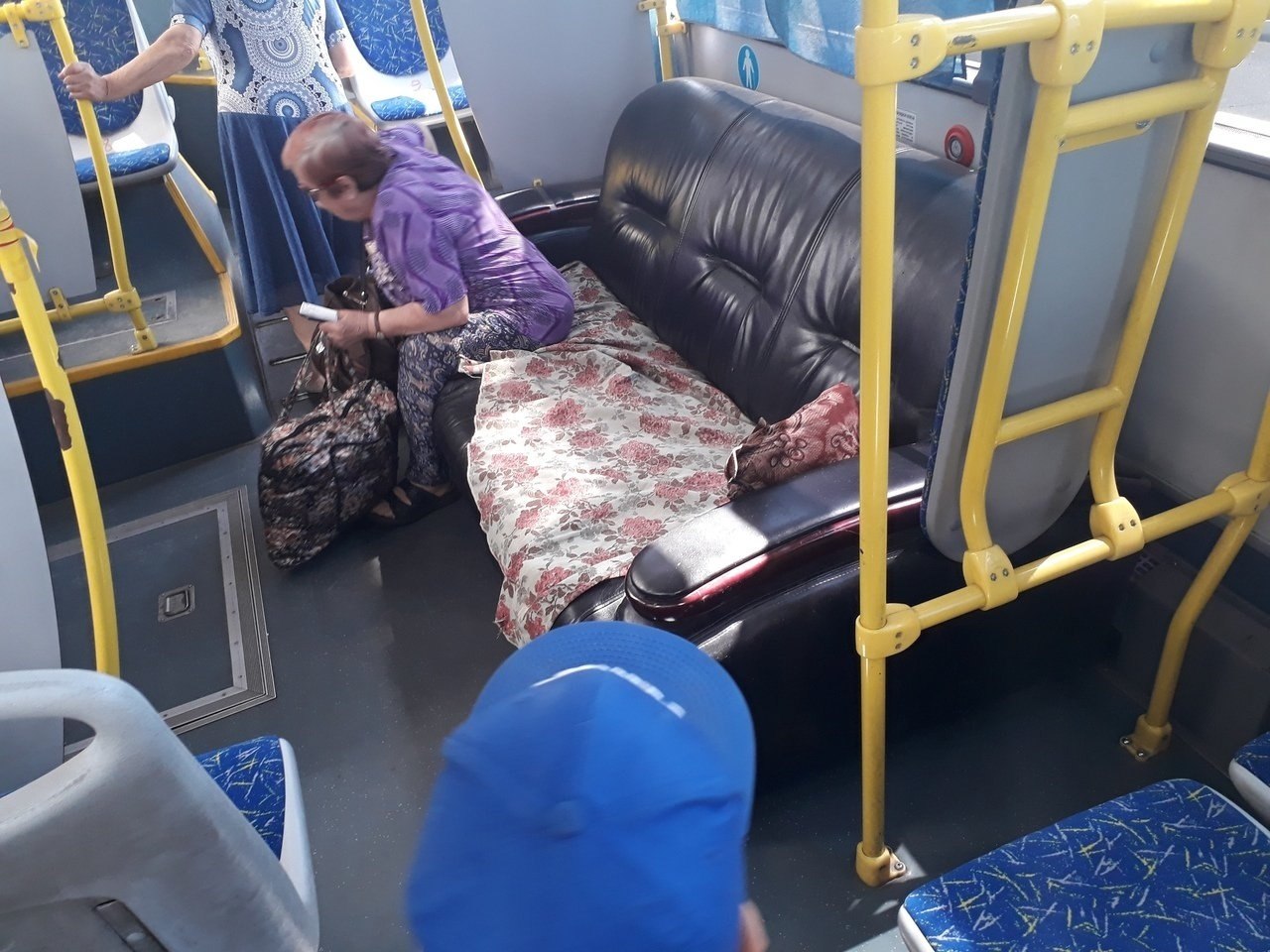 Задние места в автобусе. Место для кондуктора прикол. Маршрутка фотографии. Микроавтобус мерседес 16 мест схема салона. Автобус внутри с людьми.