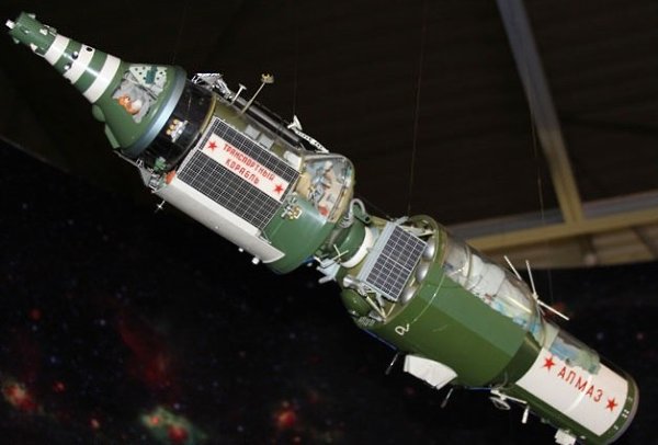 27 сентября 1985 года - в 8:41:42 (UTC) с космодрома «Байконур», стартовый комплекс №200Л, ...