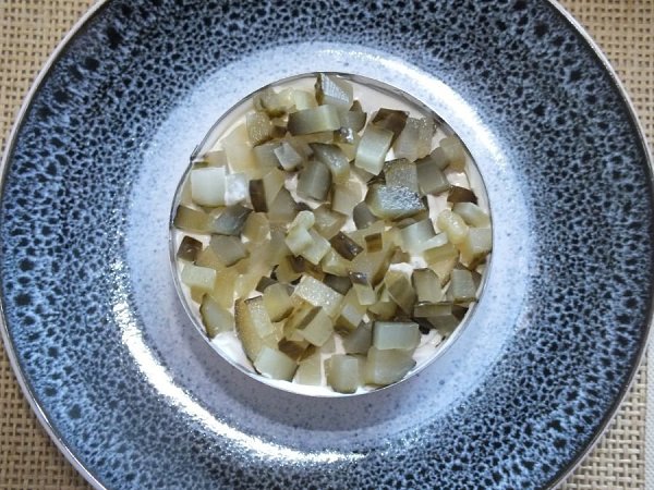 Салат с куриным филе, грибами и помидорами.Ингредиенты:Куриное филе — 250–300 гШампиньоны — 200 гЛук ... - 4