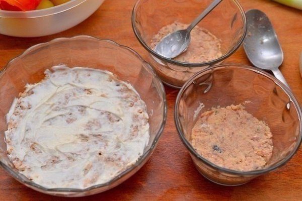 Салат Мимоза.Ингредиенты:Рыба консервированная — 1 банкаМорковь — 2 шт.Картофель — 4 шт.Яйца куриные ... - 4